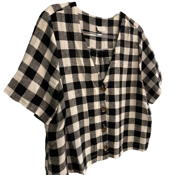 ABOUND loose fitting cropped v-neck linen top in black & white plaid/checkered - Picture 5 of 13